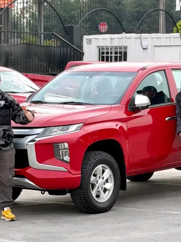 Miguel Rojas con su camioneta