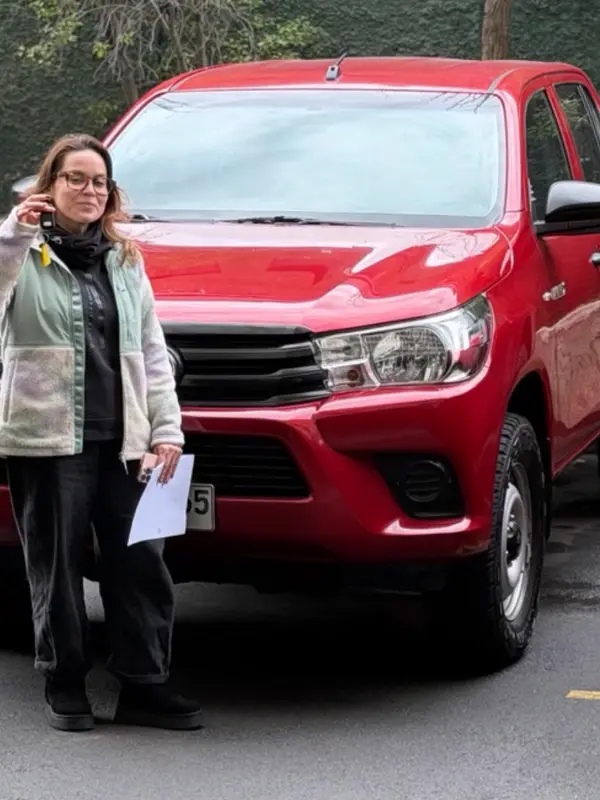 Cliente de Ruta Motors con su camioneta