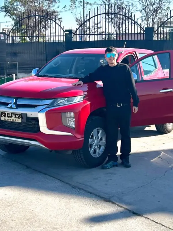 Cliente de Ruta Motors con su camioneta