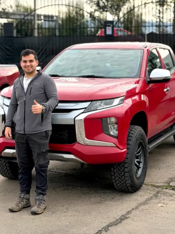 Cliente de Ruta Motors con su camioneta